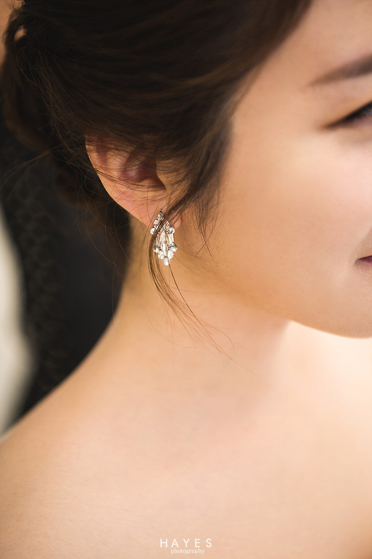 Elegant Korean handmade bridal earring with pearl and crystal details.